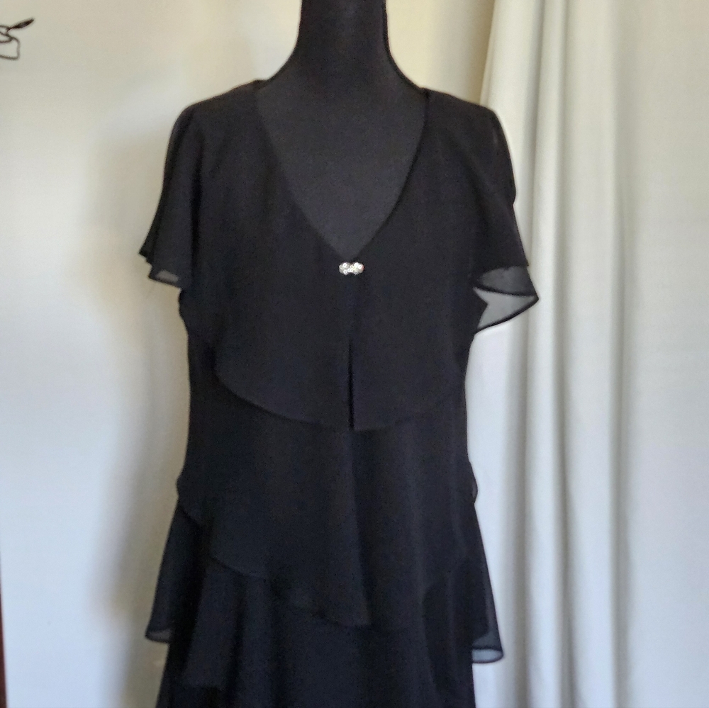 SLNY Flowy Elegant Black Dress - Great for a wedding.